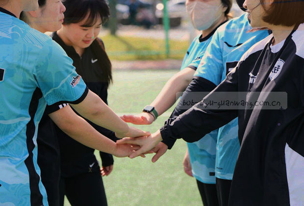 战术板左右两列磁贴对照示意，两色区分两队，无具名标注